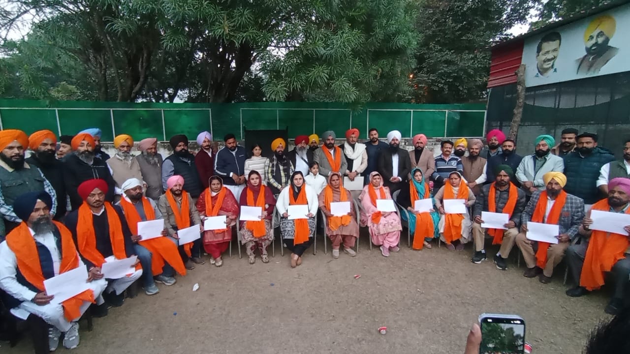 विधायक पठान माजरा ने पहली बार चुने गए आप पार्षदों को सर्टिफिकेट बांटे